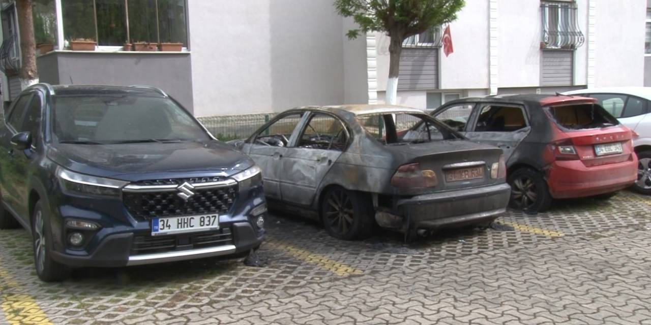 Büyükçekmece’de Bir Araçta Çıkan Yangın 2 Araca Daha Sıçradı: 3 Araç Kullanılamaz Hale Geldi