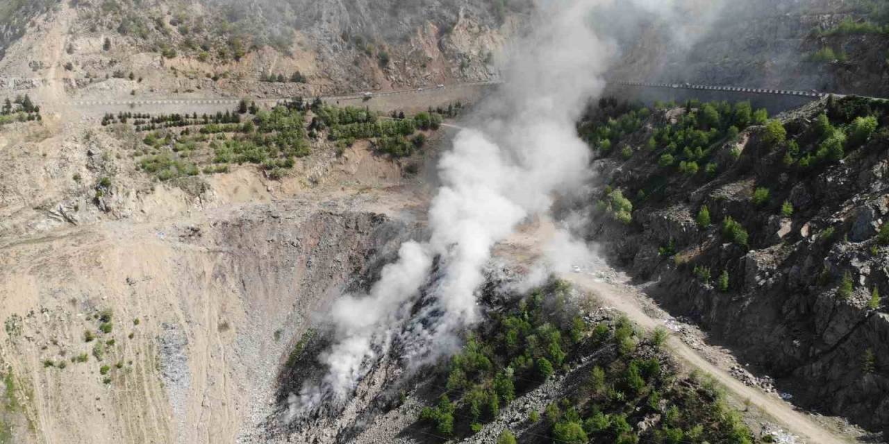 Artvin’de Gece Başlayan Çöp Yangınına Müdahale Sürüyor