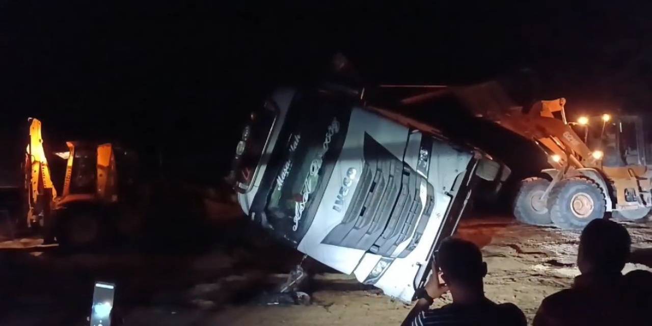 Devrilen Tırın İmdadına Köylüler Yetişti