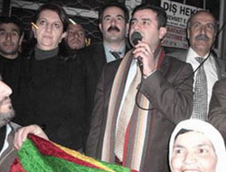 PKK bayrağının önünde konuştu!