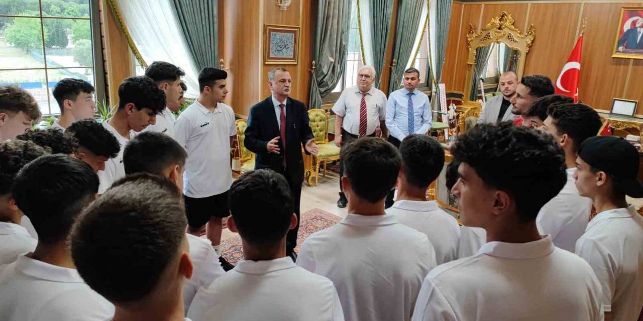 Başkan Balaban, Yunusemre’nin U16’larına Başarılar Diledi