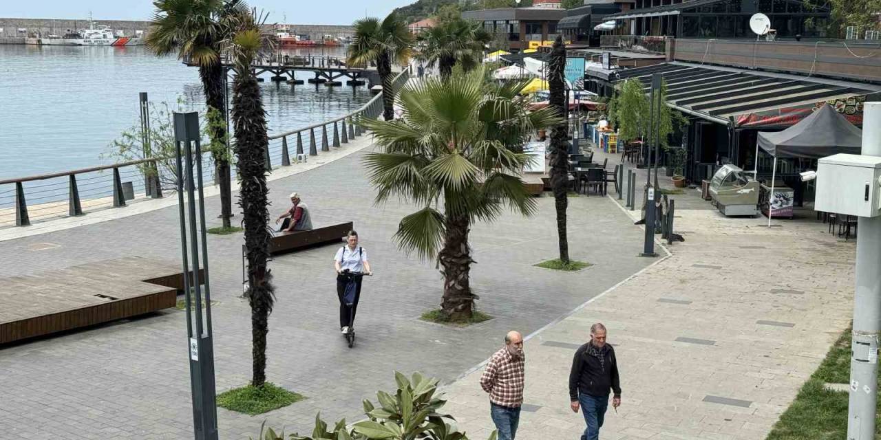 Sıcak Havayı Gören Cadde Ve Sahillere Koştu