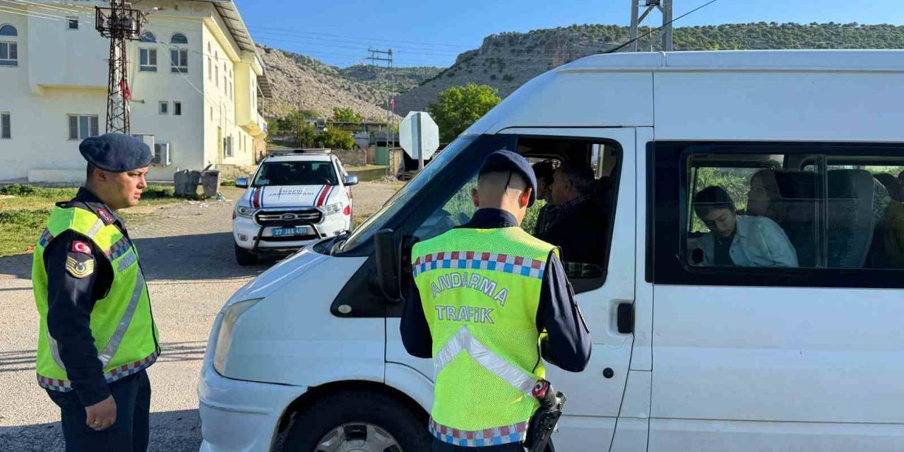 Gaziantep’te Jandarma Okul Servis Araçlarını Denetledi