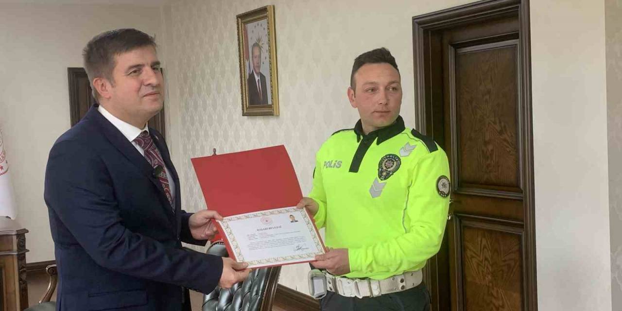 Kazayı Önleyen Kahraman Polise Başarı Belgesi Verildi