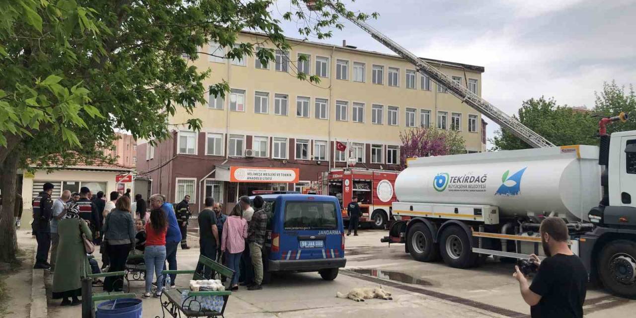 Tekirdağ’da Okul Çatısı Alev Alev Yandı, Öğrenciler Tahliye Edildi