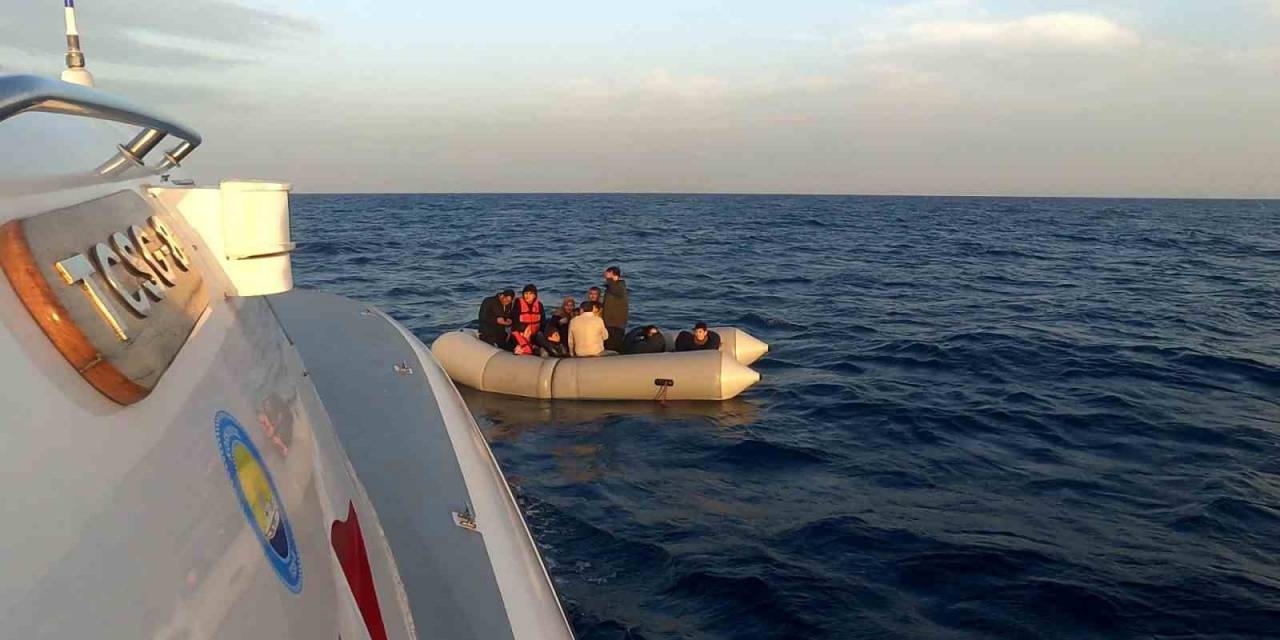 Türk Karasularına Geri İtilen 14 Kaçak Göçmen Sahil Güvenlik Ekiplerince Kurtarıldı