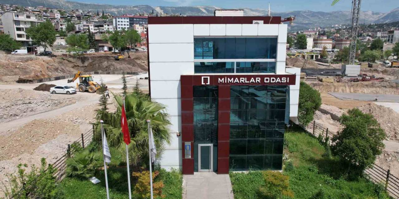 Etrafındaki Bütün Binalar Yıkıldı, Onun Camı Bile Kırılmadı