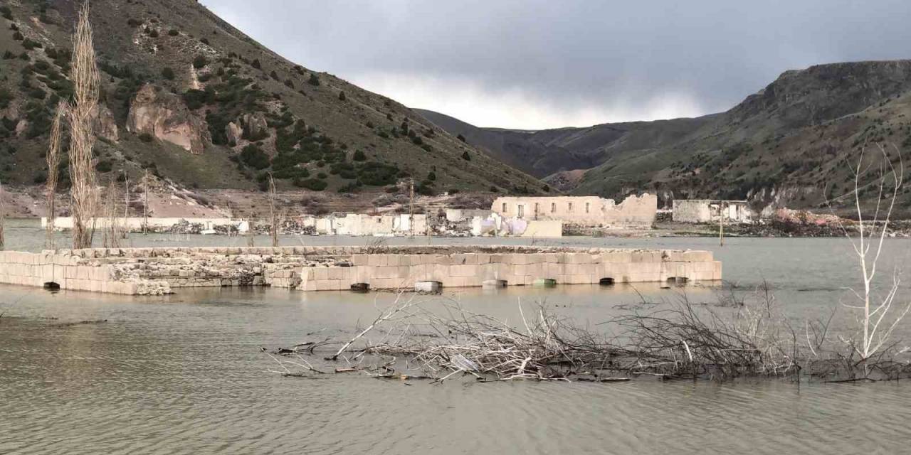 Kars’ta Baraj Kapakları Kapandı, Eski Köy Sular Altında Kaldı
