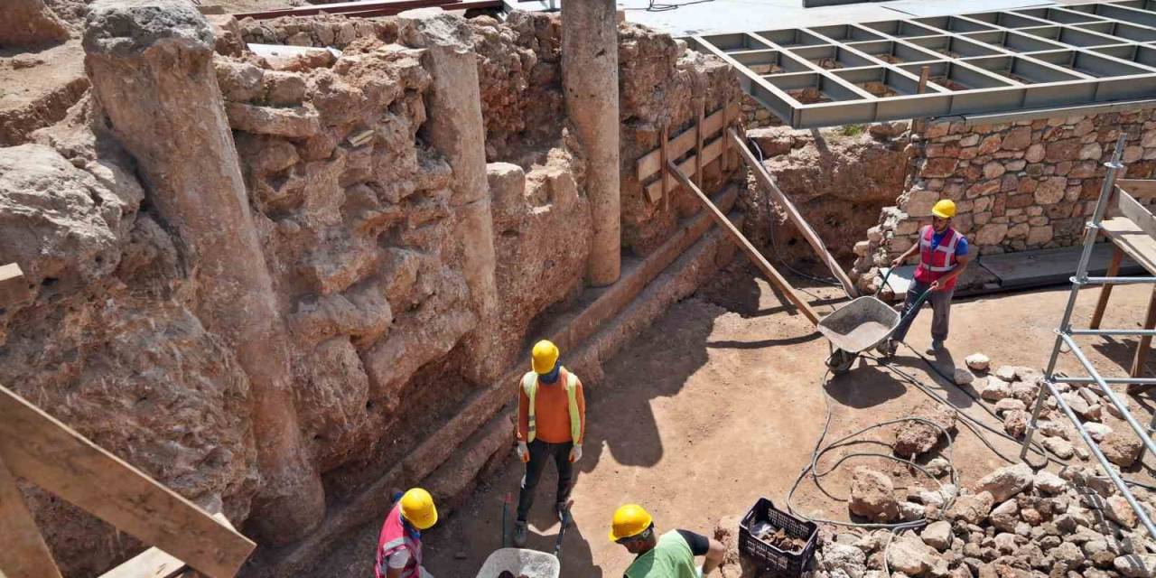 Antalya’da Deniz Manzaralı 3 Bin 500 Yıllık 800 Metre Uzunluğunda Sütunlu Cadde Keşfedildi