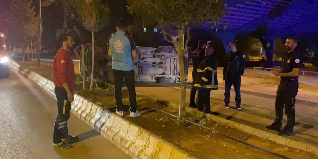 Kamyonet Refüje Çarpıp Karşı Şeride Geçti