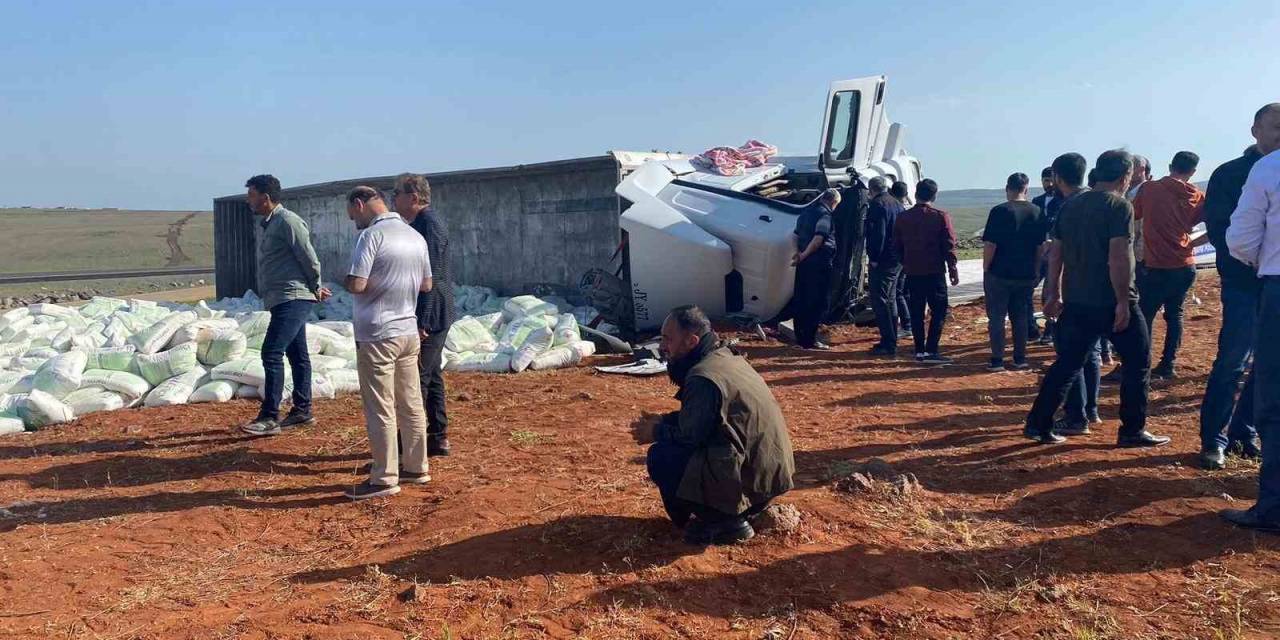 Devrilen Tır, Siverek-diyarbakır Karayolunu 2 Saat Kapattı