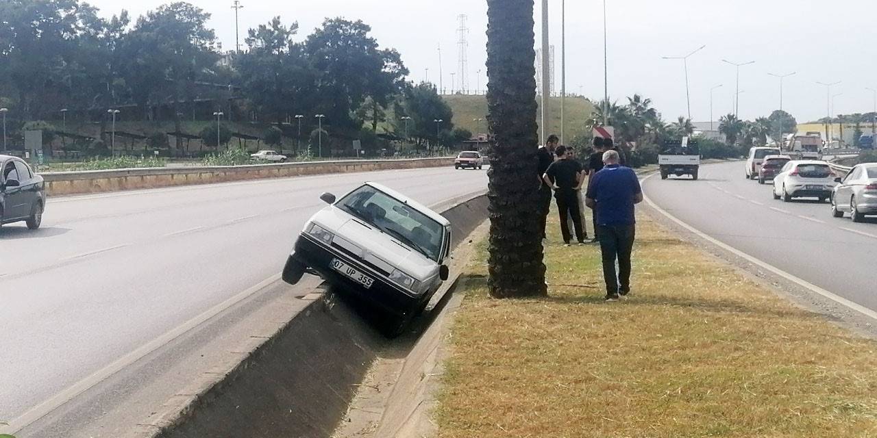Otomobile Çarptı Tahliye Kanalına Devrildi