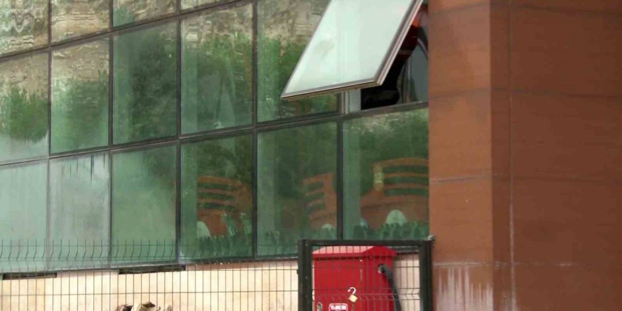 Havada Asılı Kalan Teleferik Kabinleri İndirildi