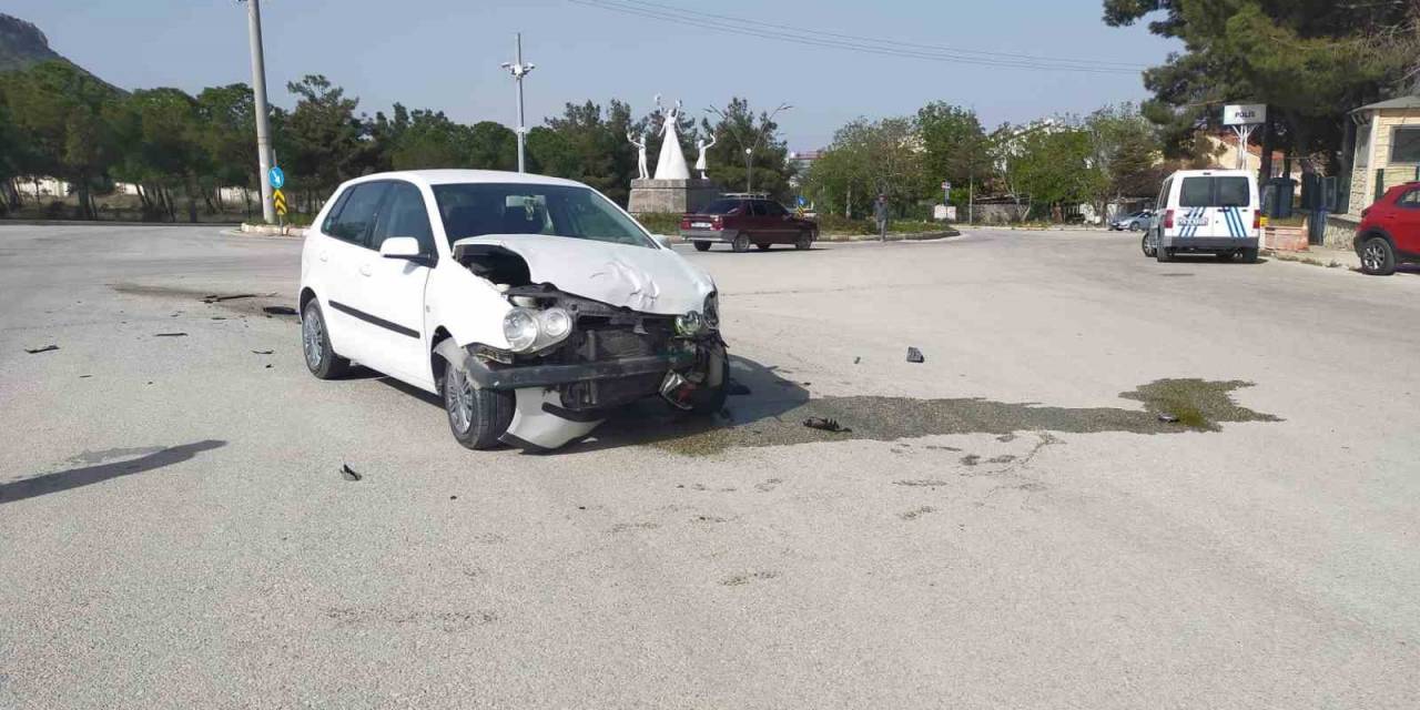 Burdur’da Kavşağa Kontrolsüz Giren 2 Otomobil Çarpıştı: 1 Yaralı