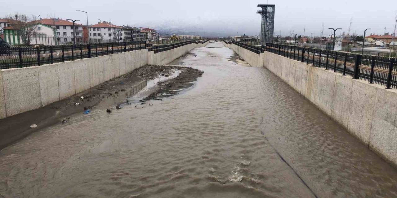 Kuruyan Vasgirt Deresinden Sel Akıyor