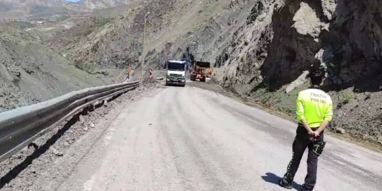 Yüksekova Yoluna İnen Kaya Parçaları Temizleniyor