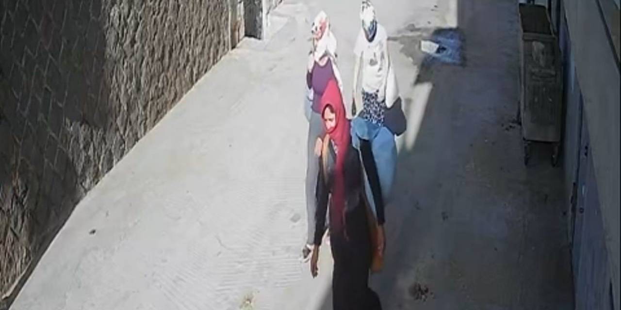 Bohçacı Kılığında İçeri Giren Kadın Hırsızlar Yüklü Miktarda Para Ve Ziynet Eşyası Çaldı