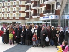 Nineler Torunlarıyla Horon Oynadı
