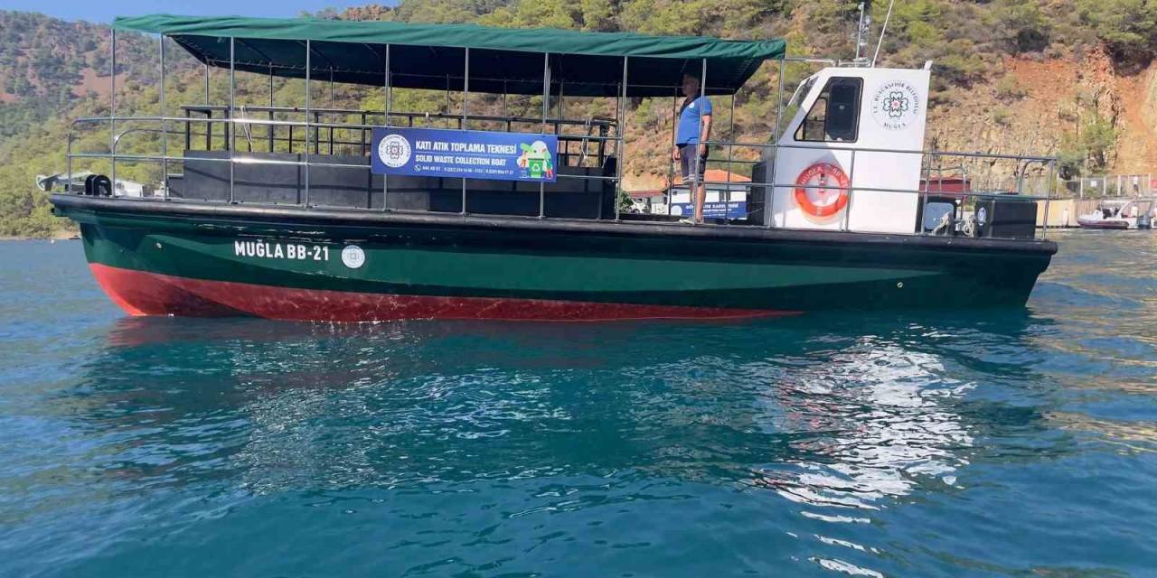 Büyükşehir Bayram Tatilinde Teknelerden Atık Toplamaya Devam Etti