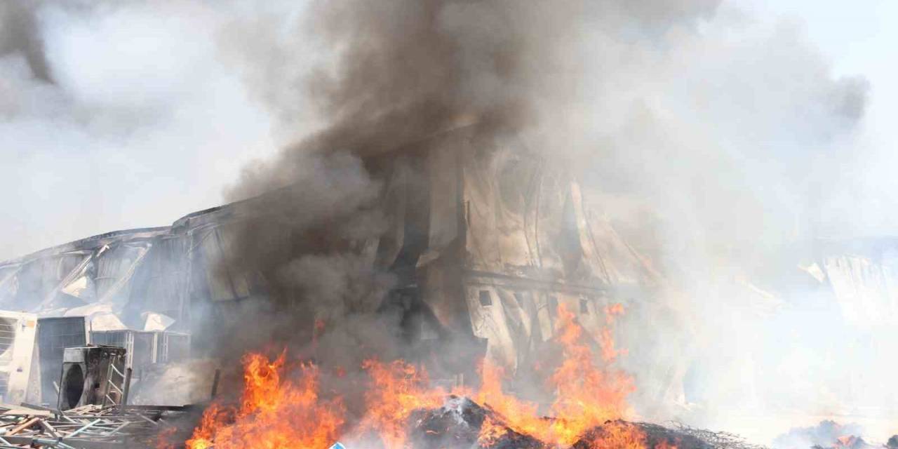 Fethiye’deki Konteynır Yangını Söndürüldü