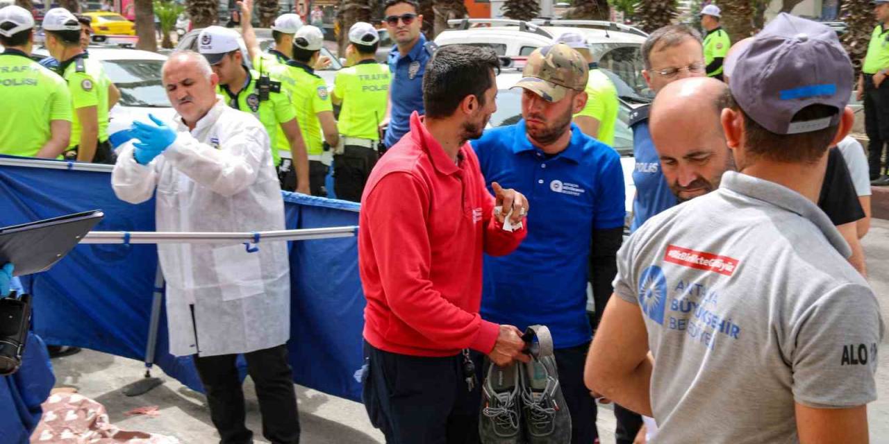 Otomobilin Çarptığı Genç Metrelerce Havaya Uçtu