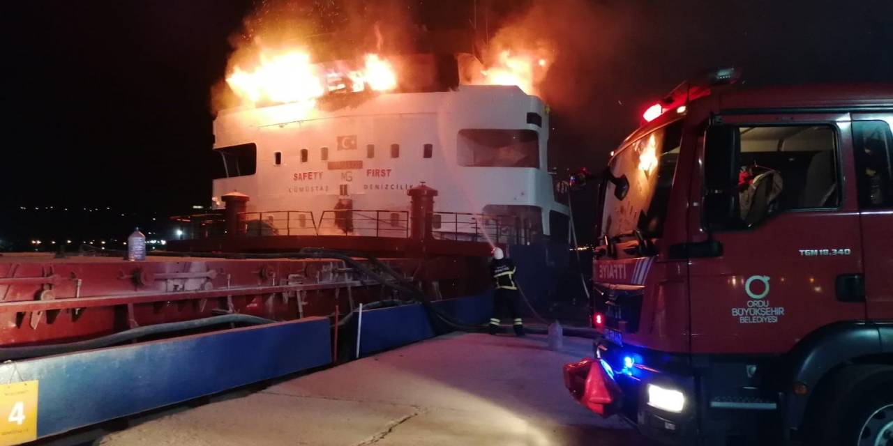 Ordu’da Çimento Yüklü Gemi Alevler İçinde Kaldı: 1 Vatandaş Dumandan Etkilendi