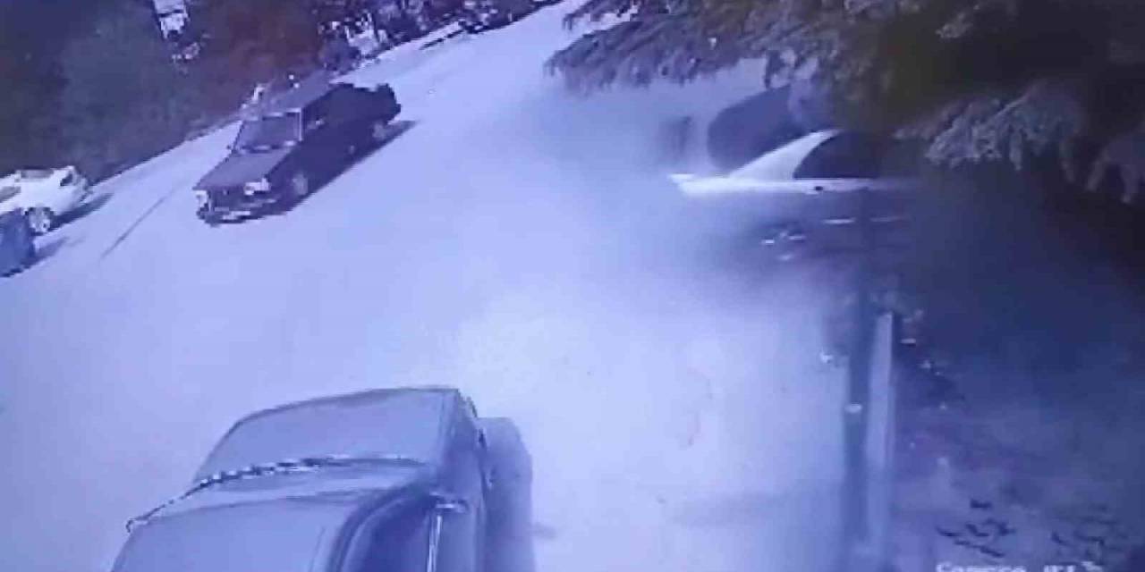 Otomobilin Apartman Bahçesine Düştüğü Anlar Kamerada