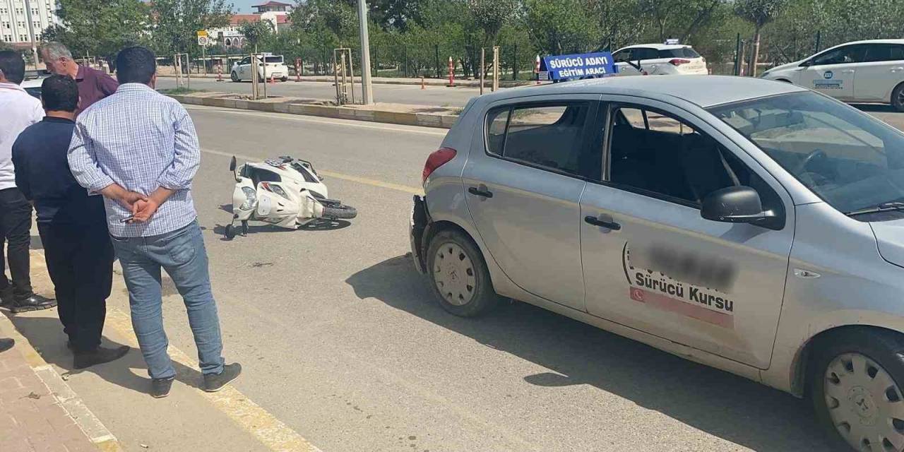 Otomobil İle Motosiklet Çarpıştı: 1 Ağır Yaralı
