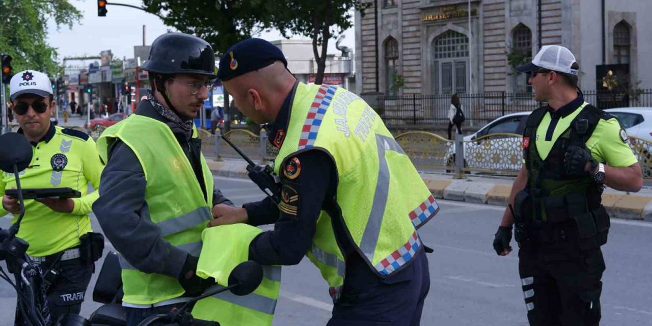 Polis Ve Jandarmadan Motosiklet Sürücülerine Yelek Hediyesi