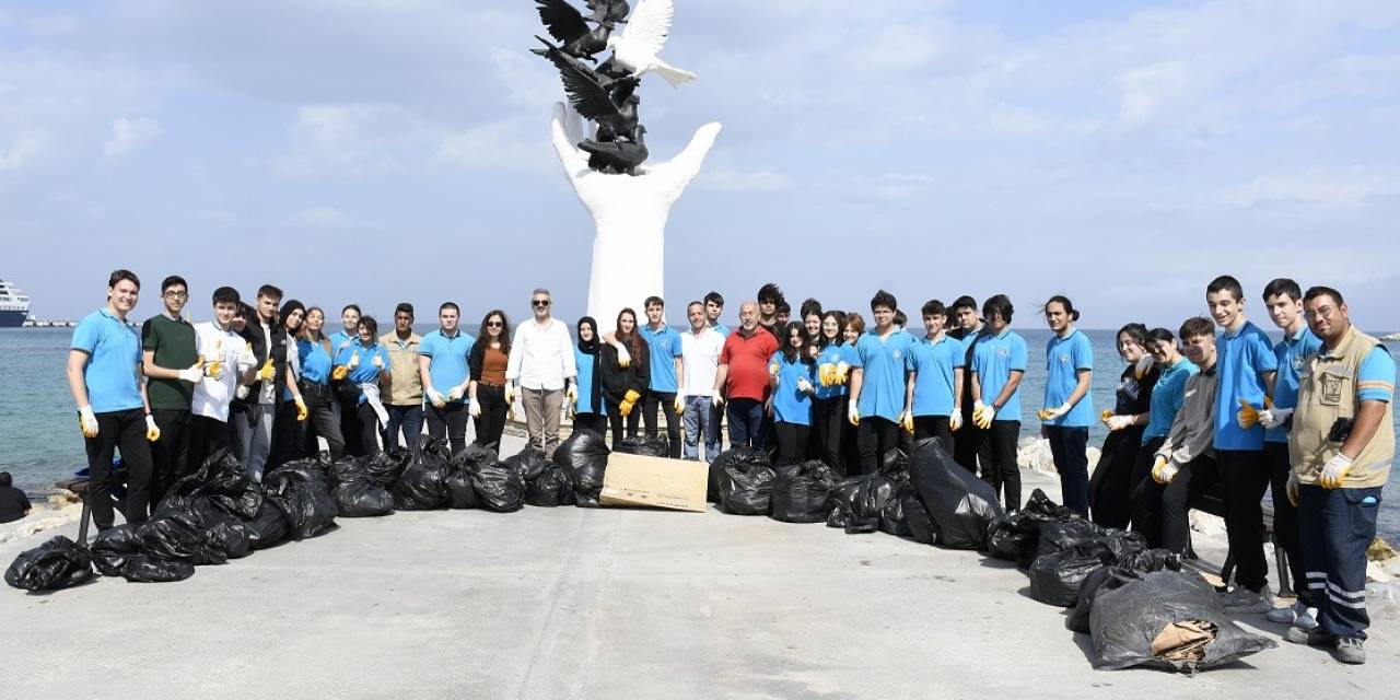 Kuşadası’nda Kıyı Temizliği Yapıldı