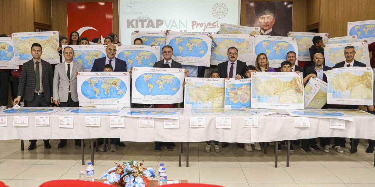 Van’da Öğrencilere Harita Dağıtımı Yapıldı