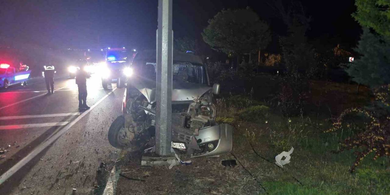 Direksiyon Hakimiyetini Kaybedip Direğe Çarptı: 1 Ölü, 2 Yaralı