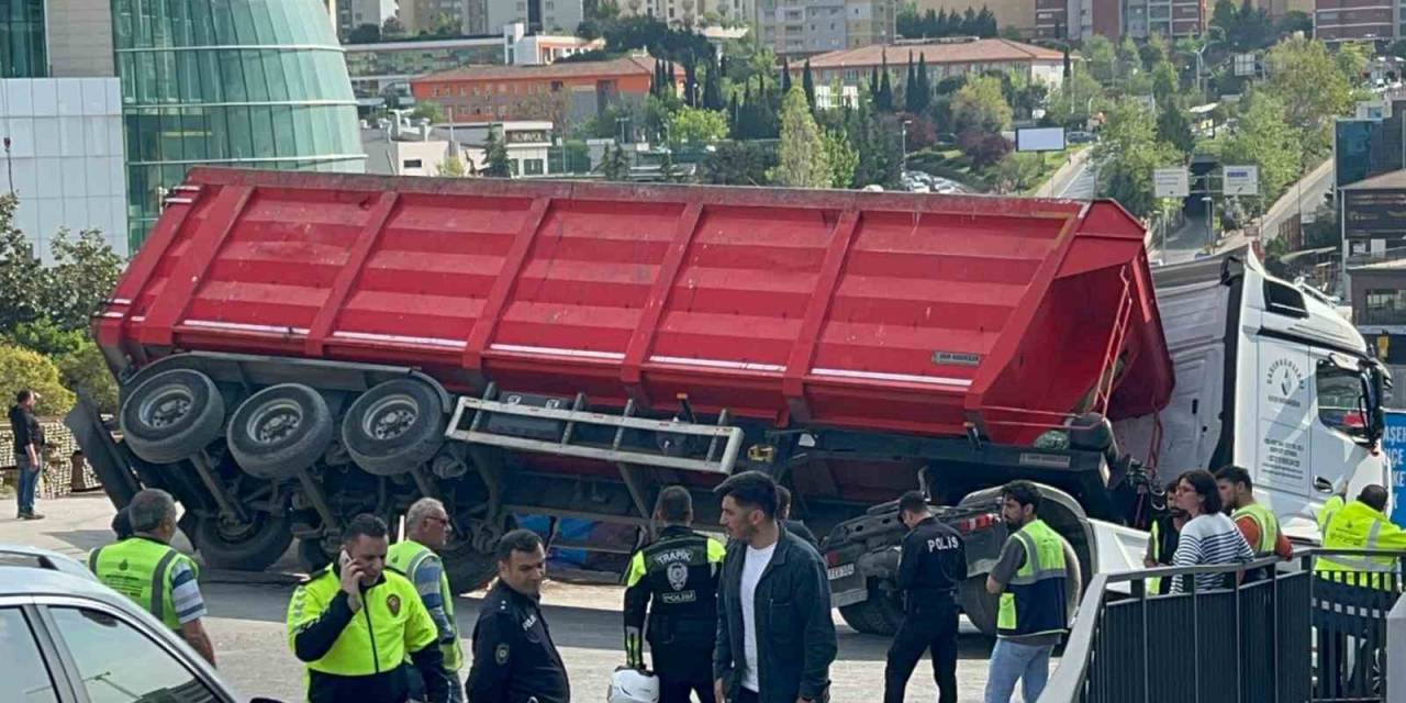 Ataşehir’de Tır Yan Yattı, Cadde Trafiğe Kapatıldı