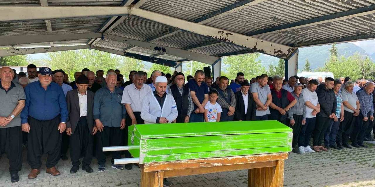 Mersin’deki Kazada Hayatını Kaybeden İşçi Osmaniye’de Toprağa Verildi