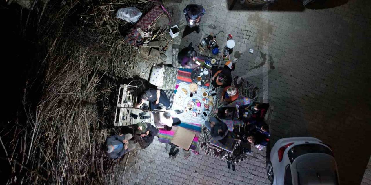 Depreme Yakalanan Vatandaşlar Geceyi Dışarıda Geçiriyor