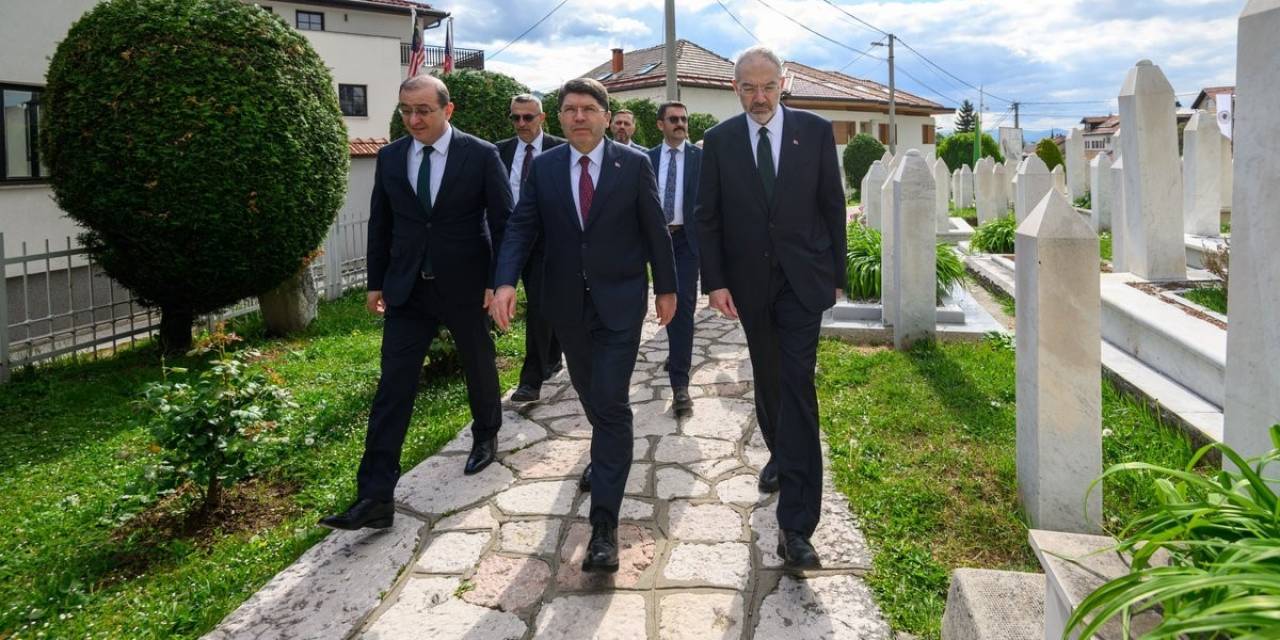Adalet Bakanı Tunç, Aliya İzzetbegoviç’in Kabrini Ziyaret Etti
