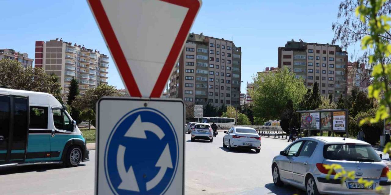 Trafikte Önem Taşıyan Sürücüler Tarafından Çok Bilinmeyen Levha: ’yol Ver’