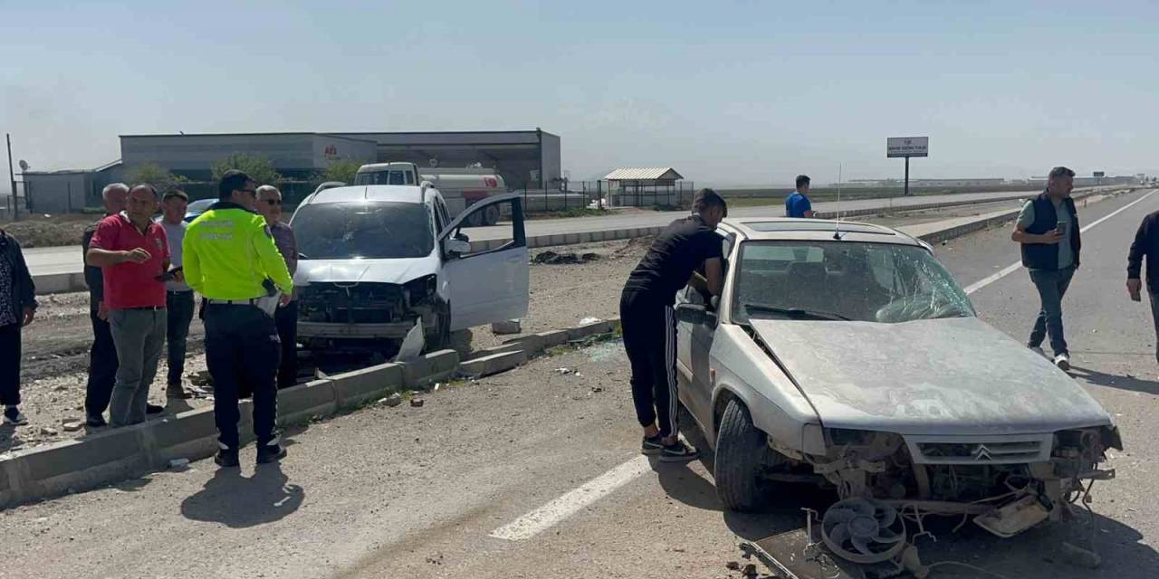 Aksaray’da İki Araç Kavşakta Çarpıştı: 2 Hafif Yaralı