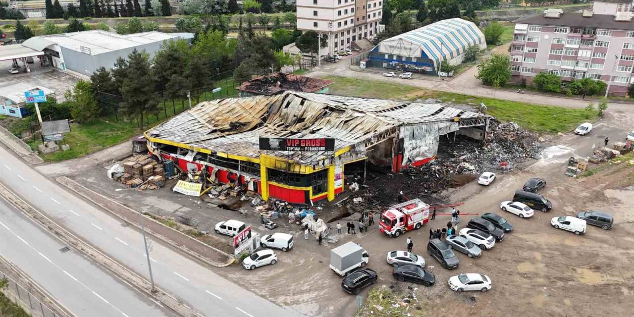 Yangında Küle Dönen Marketin Hasarı Havadan Görüntülendi