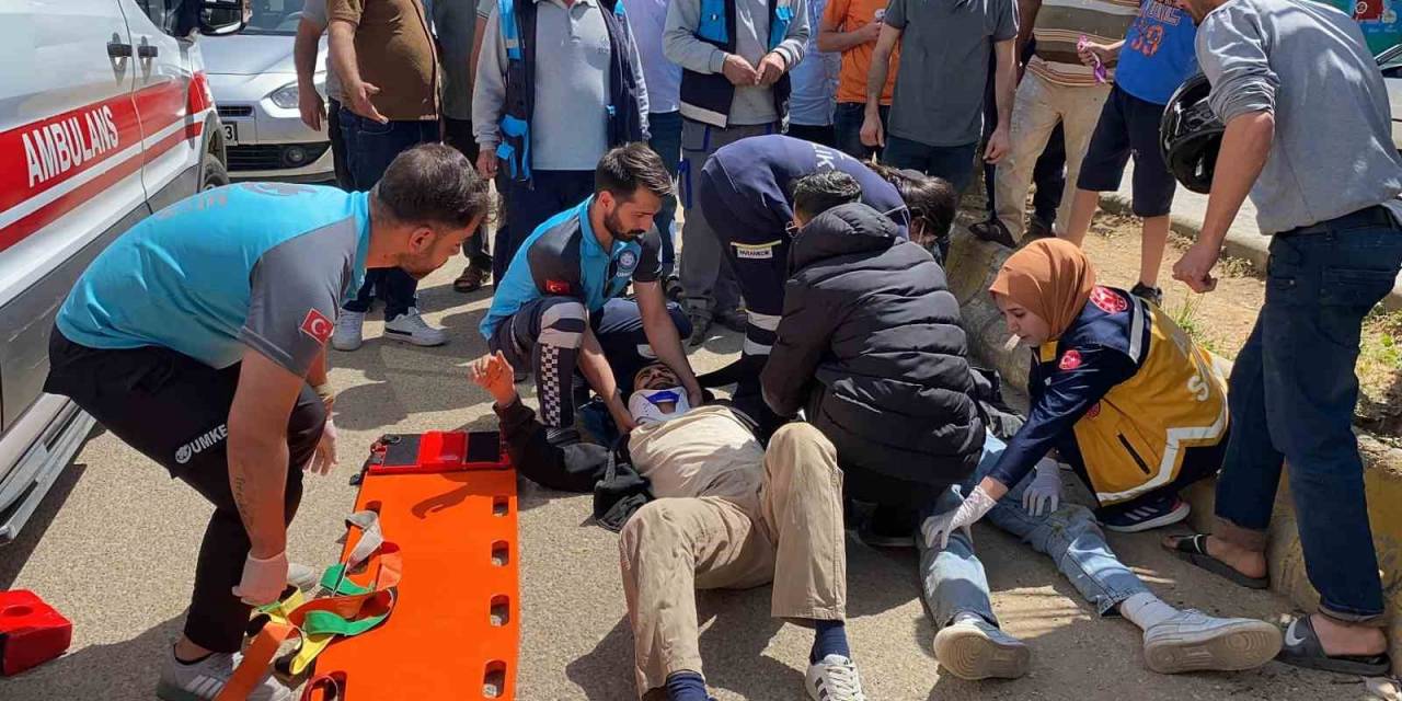 Kontrolden Çıkan Motosiklet Refüje Çarptı: 2 Yaralı