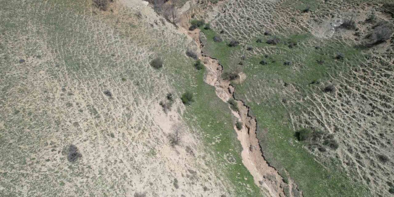 Tokat’ta Kırılmanın Olduğu Fay Hattı Dron İle Görüntülendi