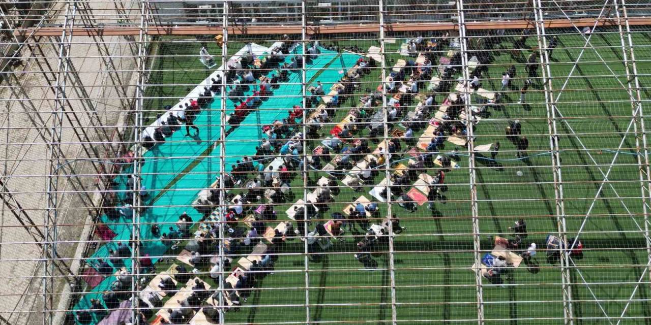 Depremin Vurduğu Sulusaray’da Halı Sahada Cuma Namazı Kılındı