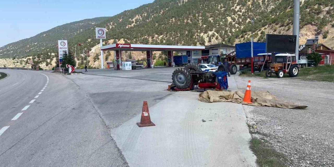 Reşadiye’de Traktör Ters Döndü: 1’i Ağır 3 Yaralı