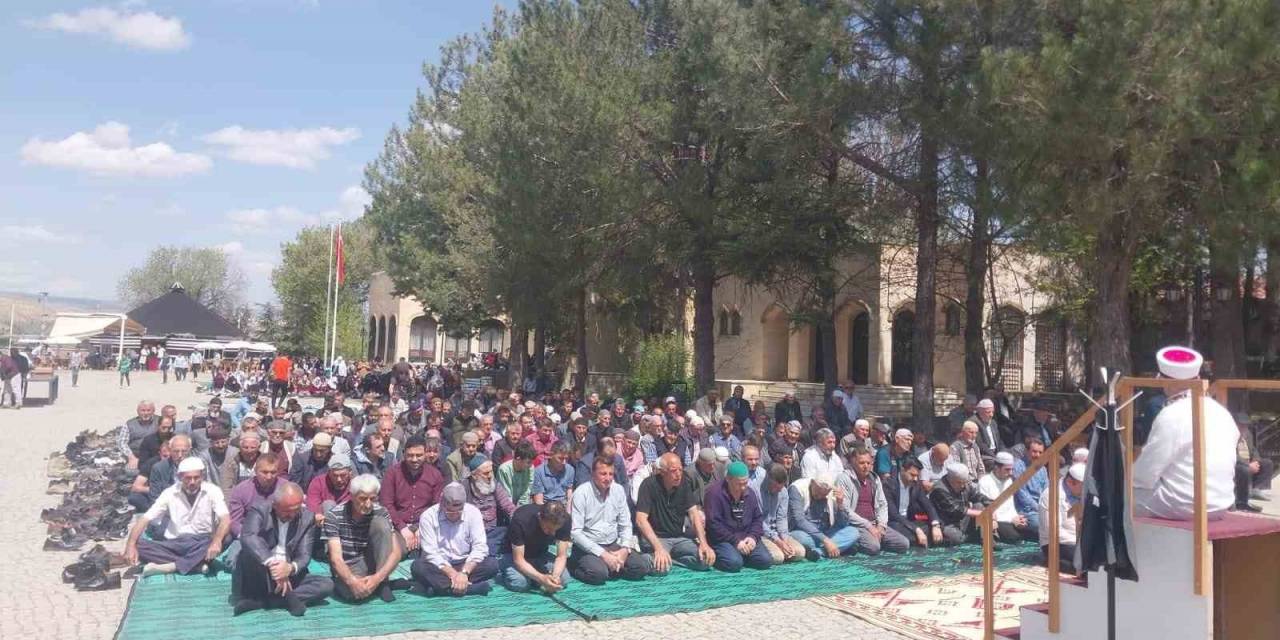 Yunus Emre’nin Kabri Başında Eller ‘Yağmur’ Diye Duaya Açıldı