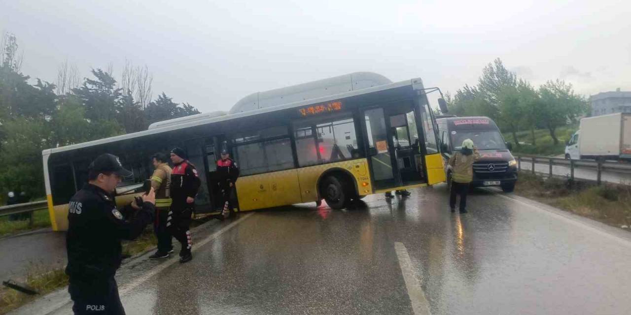 Büyükçekmece’de Yağmurda Kayan İett Otobüsü Bariyerlere Çarptı