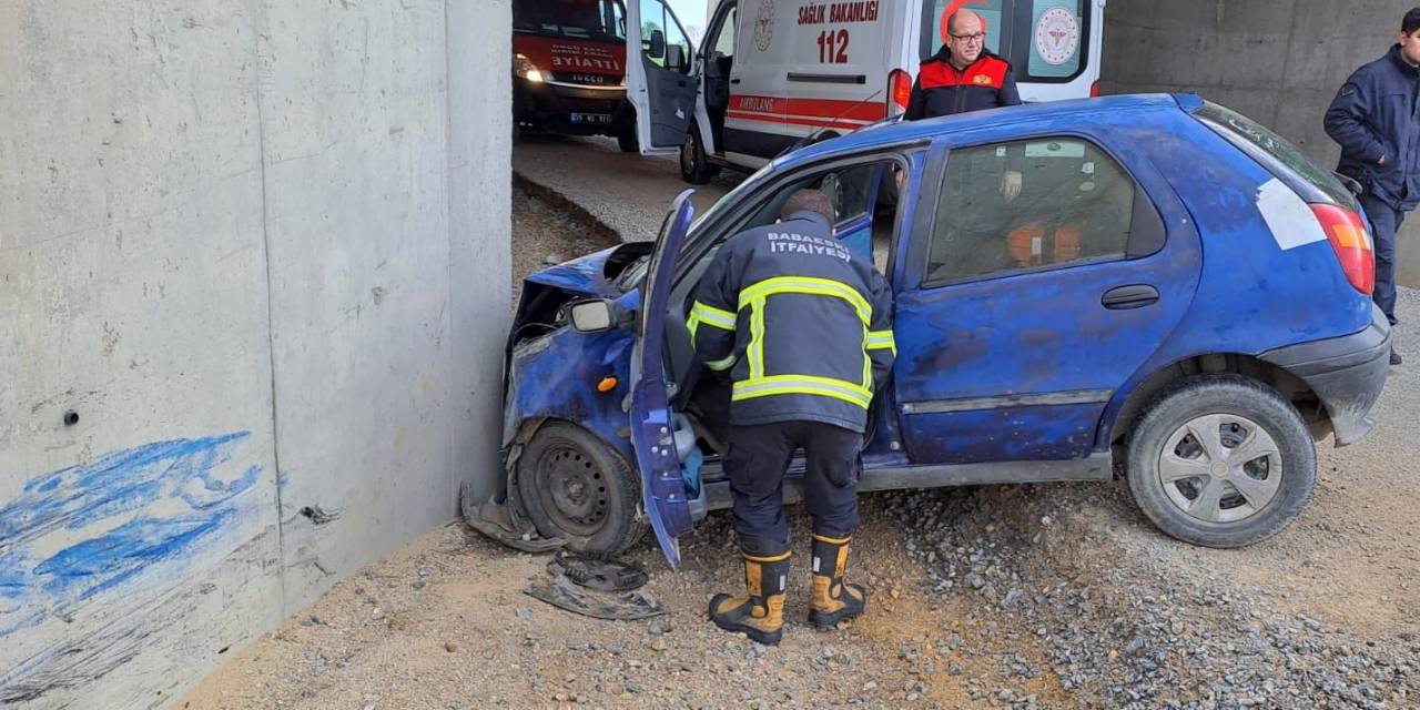 Otomobil Köprü Ayağına Çarptı: 1 Yaralı