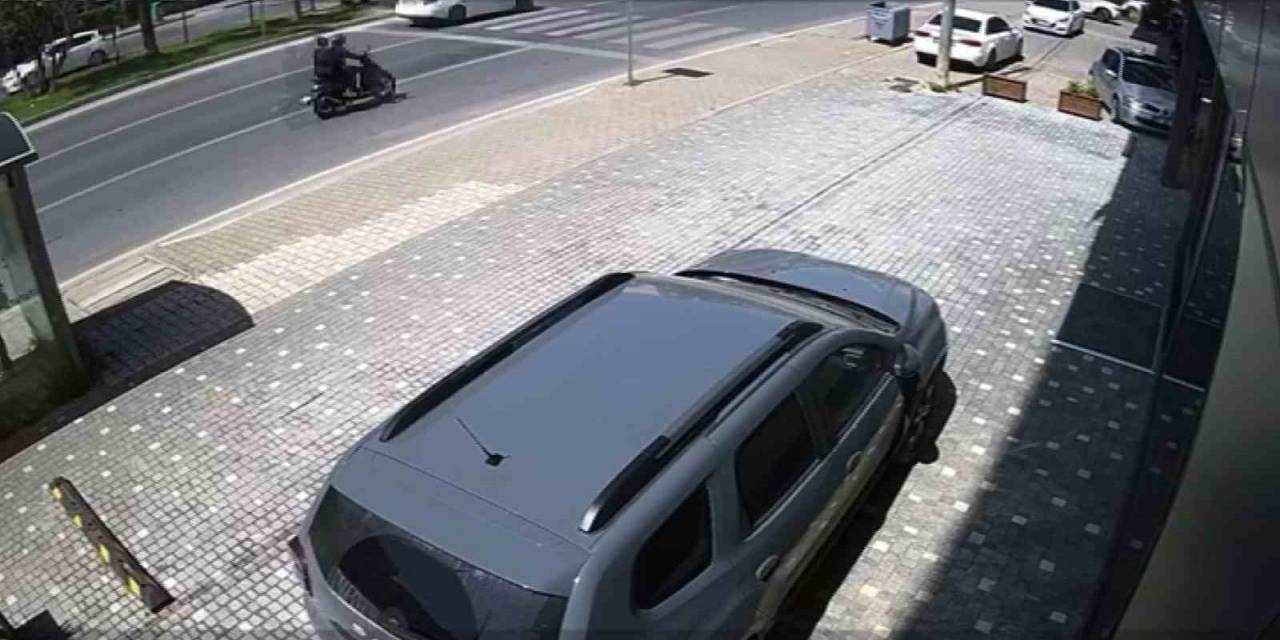 Yaya Geçidinde Hızla Çarptığı Yaşlı Adamı Metrelerce Savurdu