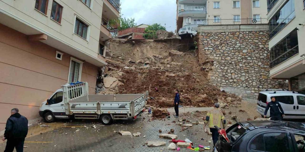 Bursa’da İstinat Duvarı Apartmanın Üzerine Çöktü, 2 Kişi Yaralandı