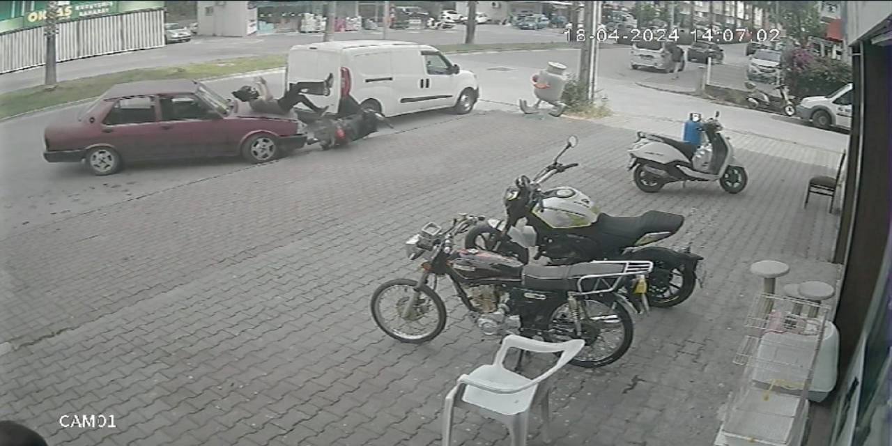 Park Halindeki Motosiklet Sürücüsüne Çarpıp Metrelerce Savurdu