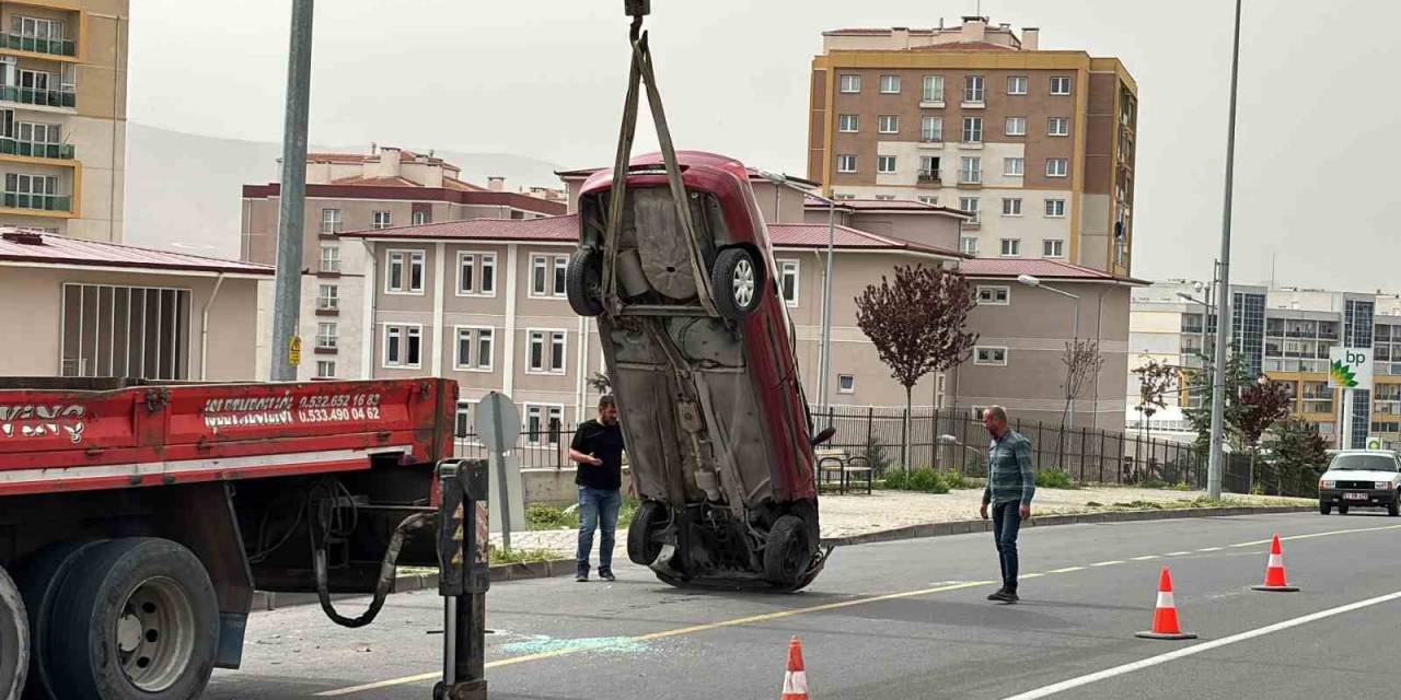 Kontrolden Çıkan Otomobil Takla Attı: 2 Yaralı